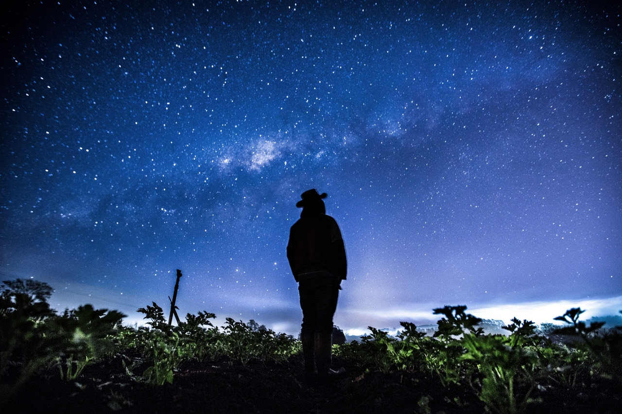 "El agricultor observa el cielo de helada" por Sergio Reghin Ranalli, de Brasil.